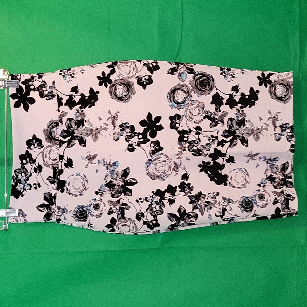 White with floral print pencil skirt size small
